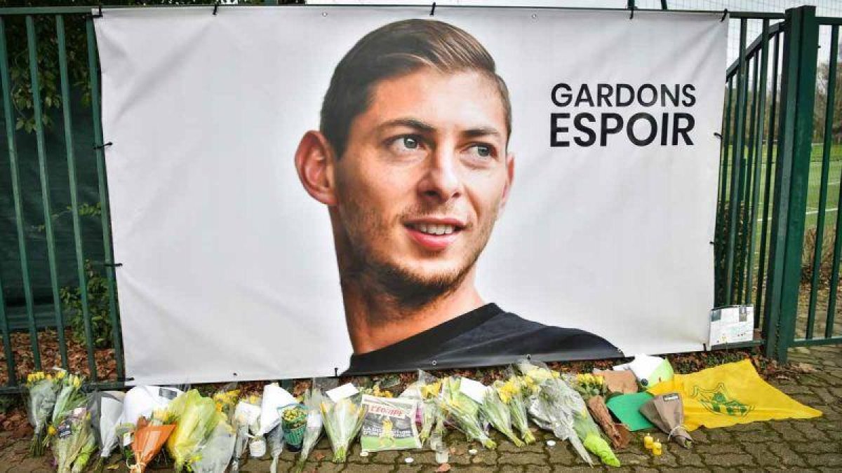 Abandonan la búsqueda del futbolista Emiliano Sala. En la imagen, flores junto a un retrato del deportista en La Chapelle-sur-Erdre, en Francia.