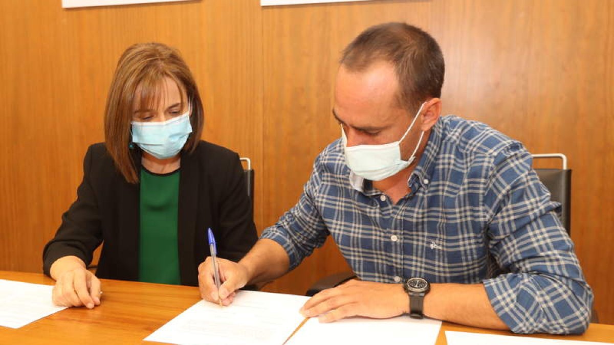 Flor Álvarez Taboada y Joaquín Garnica, durante la firma de convenio de colaboración. L. DE LA MATA