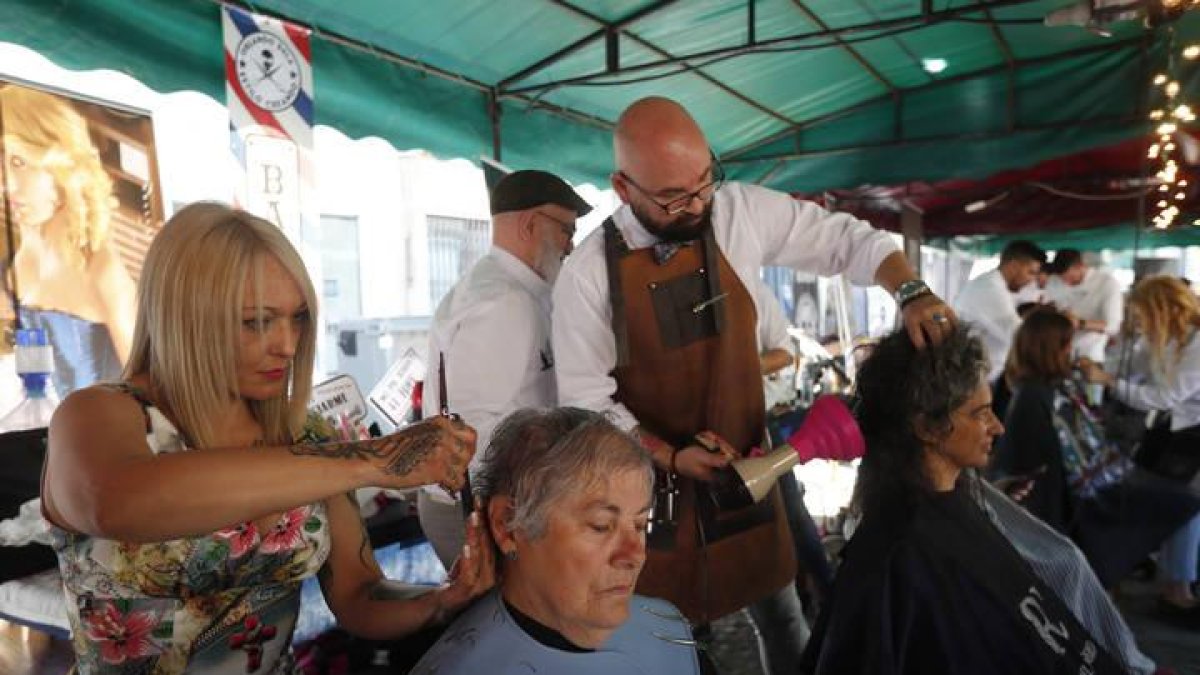 Los peluqueros durante el corte de pelo solidario celebrado en León.