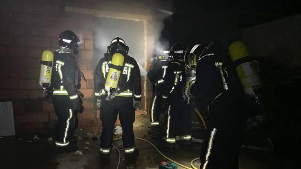 Los bomberos de León desplazaron dos equipos para sofocar las llamas
