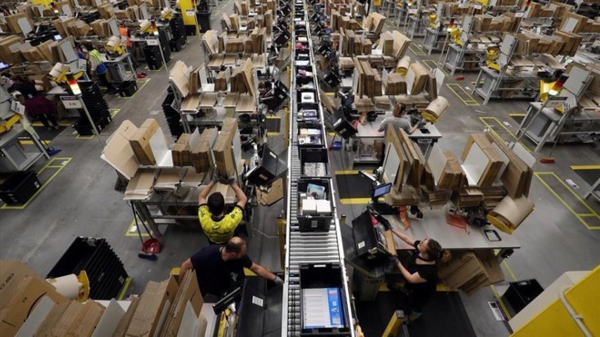 rabajadores empaquetan los pedidos de Amazon.