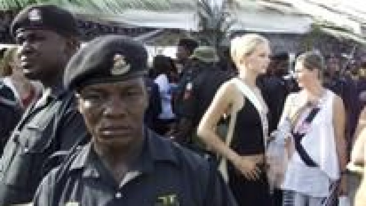 Soldados del ejército escoltan a dos de las participantes en el concurso de Miss Mundo