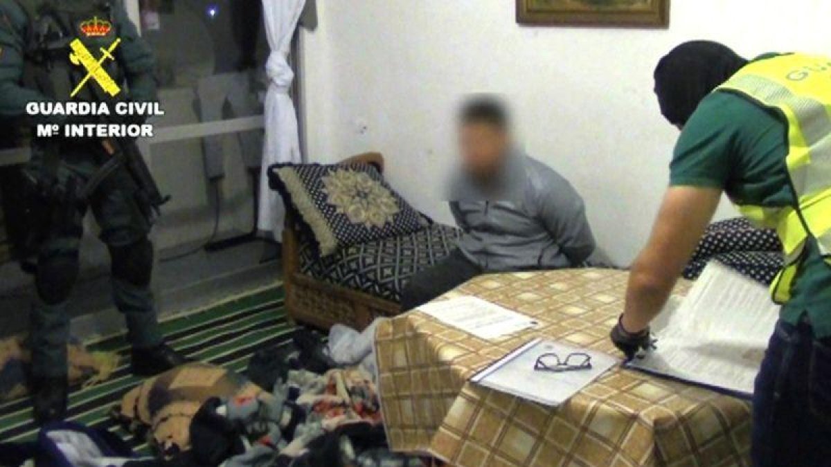 Imagen de la detención del presunto yihadista relacionado con los atentados de Barcelona y Cambrils.