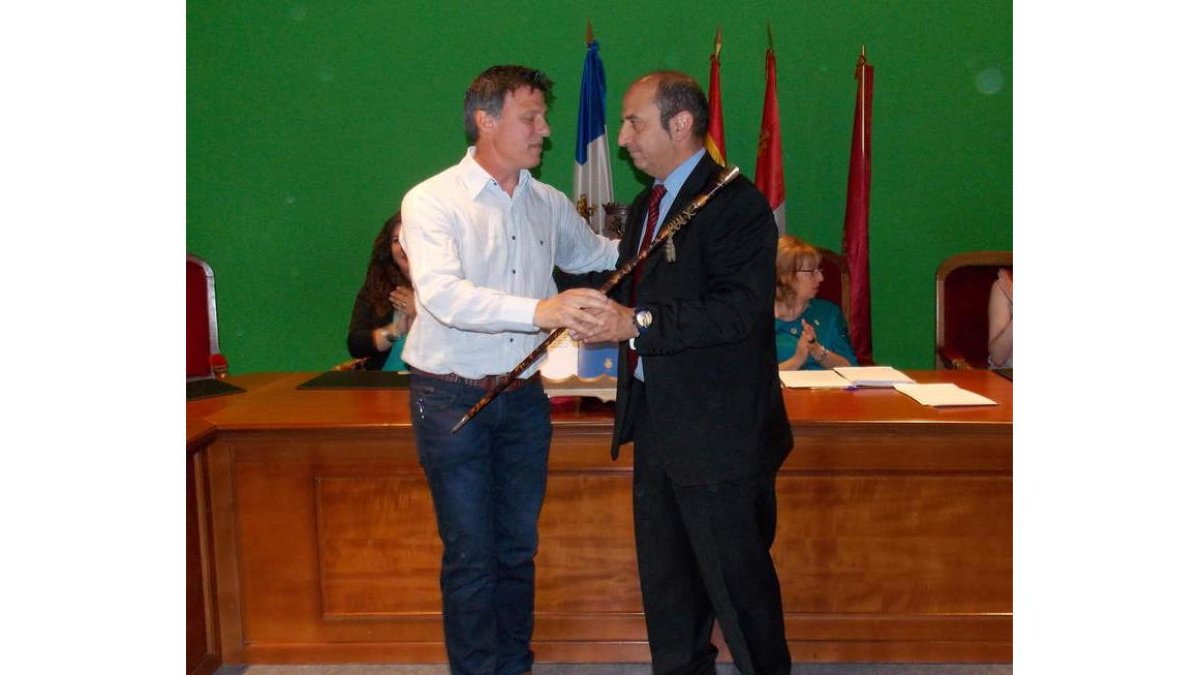 Juan Carlos Lorenzana, de IU, nuevo alcalde de La Pola.