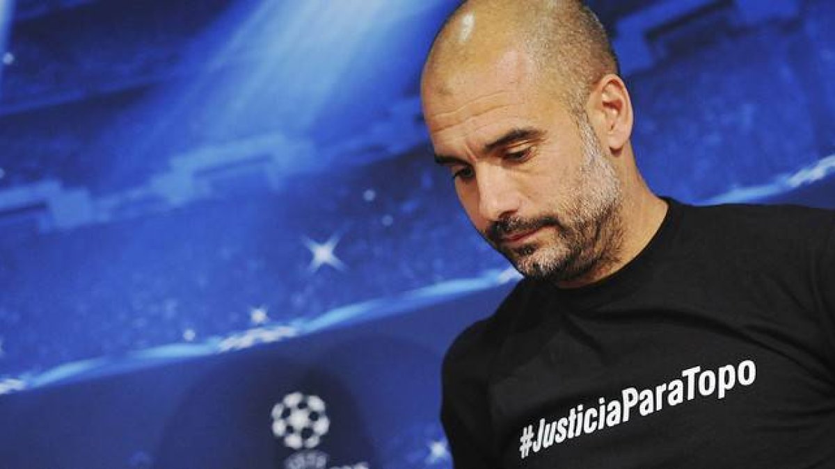 Pep Guardiola, con una camiseta con el lema #JusticiaparaTopo, durante la rueda de prensa previa la partido contra el Oporto en Múnich.