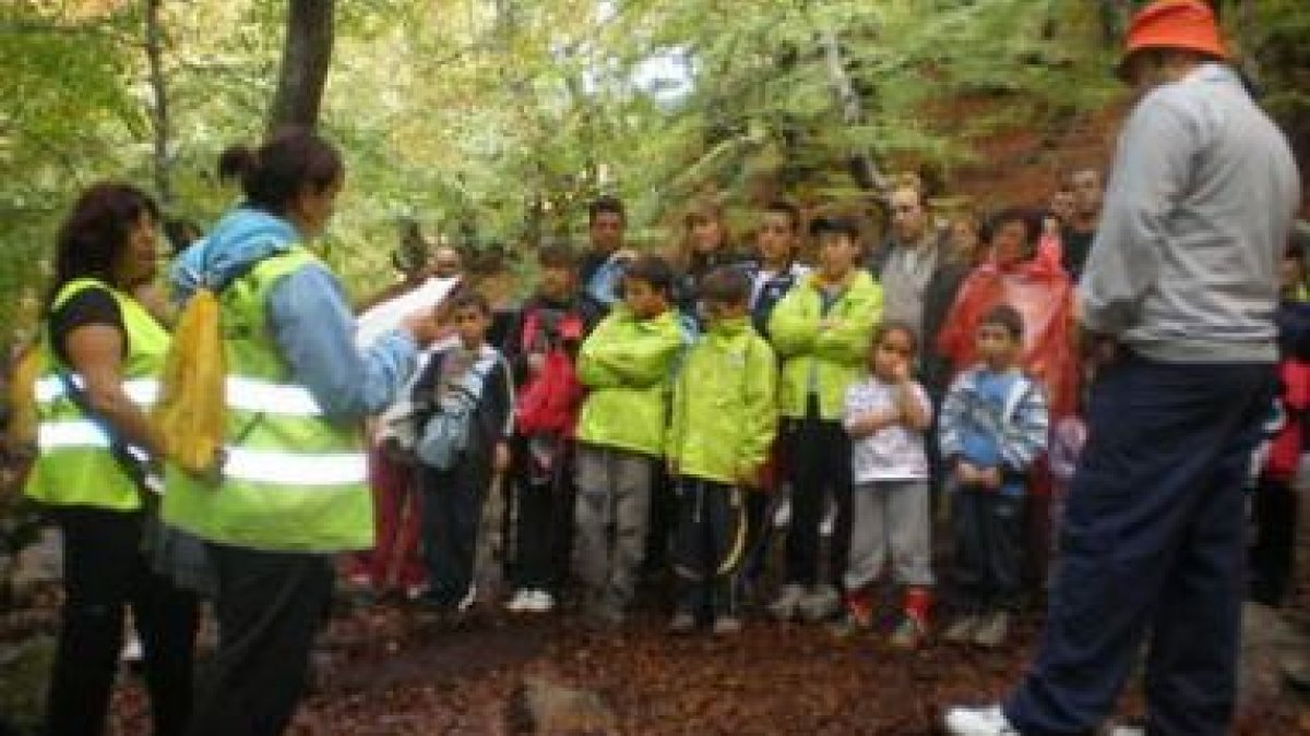 Un momento de la lectura de la historia de Faedo en la excursión de La Asunción.