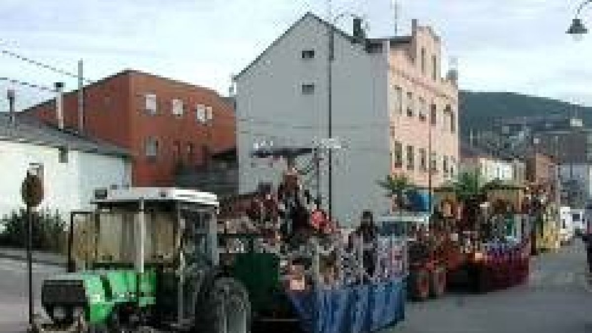 Imagen de las carrozas que desfilaron por Bembibre el día de la cabalgata de los Reyes Magos