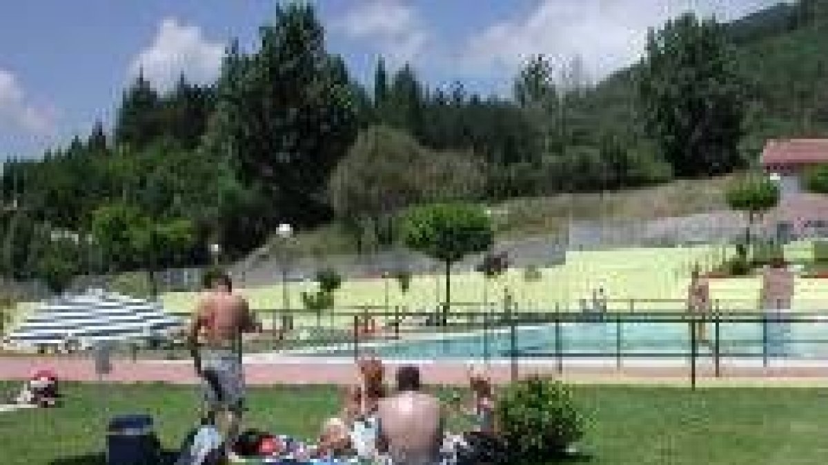 Las piscinas municipales de La Pola han recibido ya cientos de visitas durante los primeros días