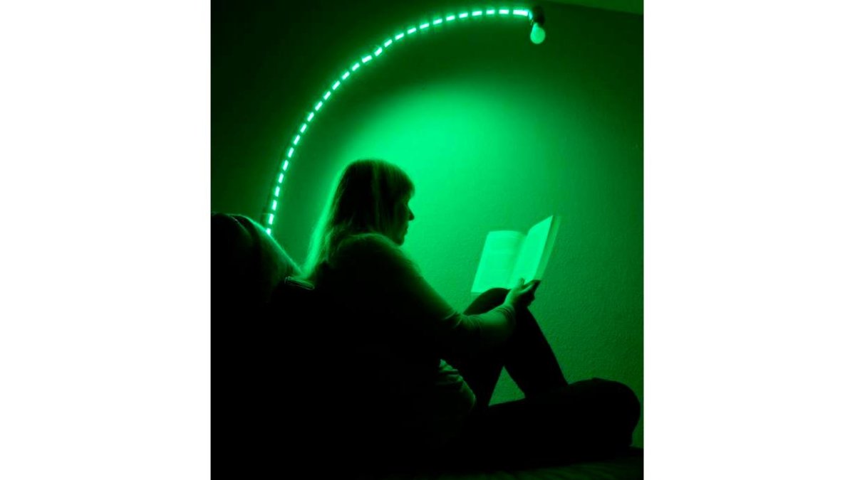Imagen de una mujer que lee con poca luz.  KRIS HANNING