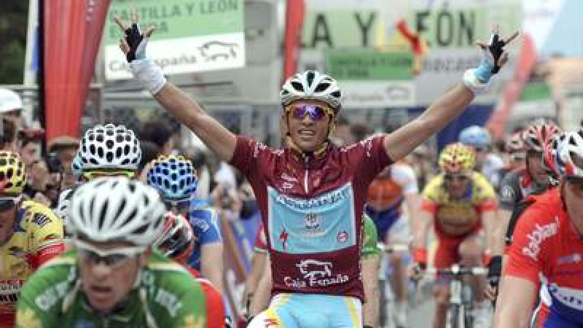 Alberto Contador celebra su tercer triunfo en la Vuelta a Castilla y León.