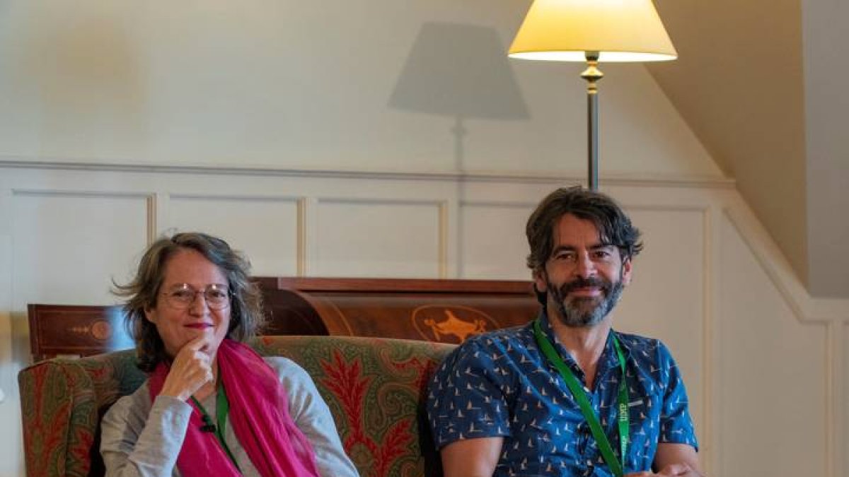 Eduardo Noriega junto a la filóloga y escritora Marta Sanz en la Universidad Internacional Menéndez Pelayo de Santander. DL