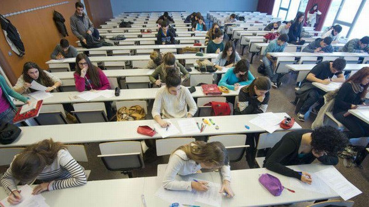 Alumnos de Derecho en la Universidad Rovira i Virgili, en un examen  .