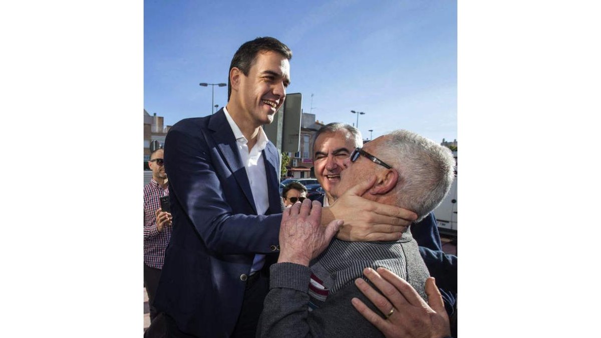 Sánchez saluda a simpatizanes ayer en Murcia.