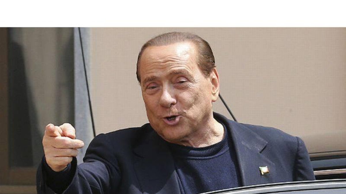 Berlusconi, a las puertas de la residencia donde ha hecho sus trabajos comunitarios.
