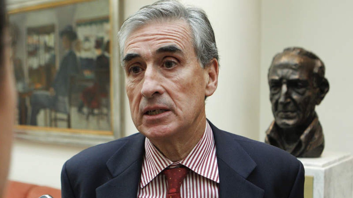 El ministro de la Presidencia, Jáuregui, descarta que el anuncio del fin de ETA sea inminente.