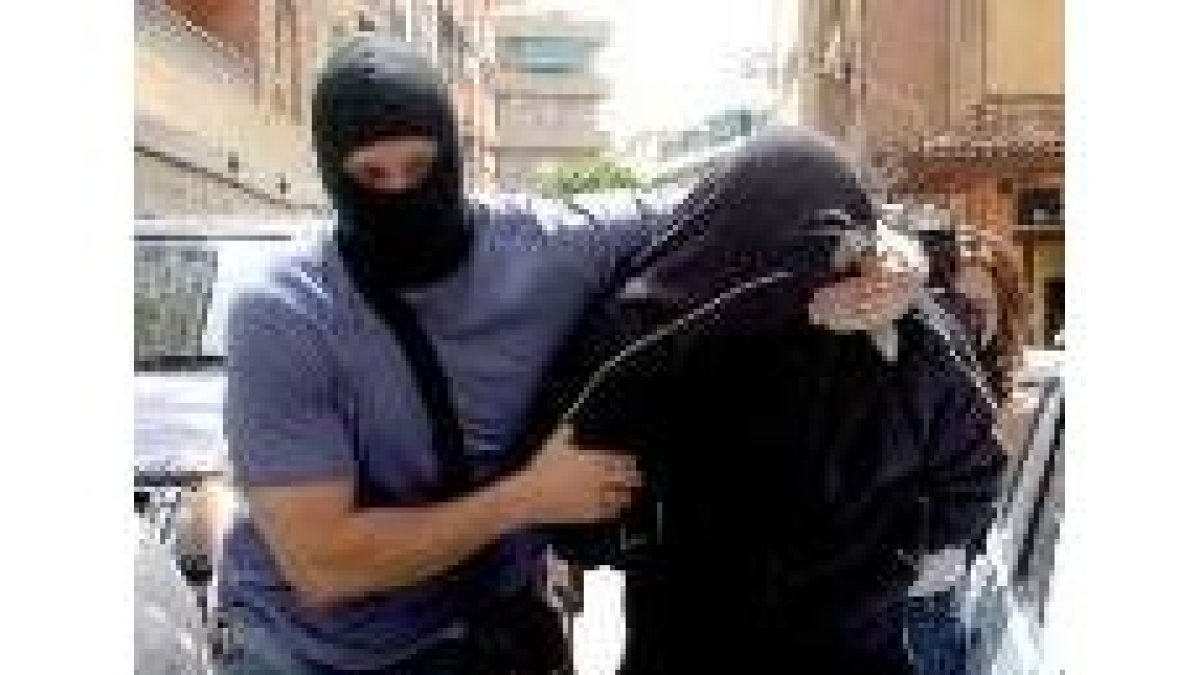 La policía conduce a comisaría al tangerino Abdelkhalak Chergi, detenido en Granada