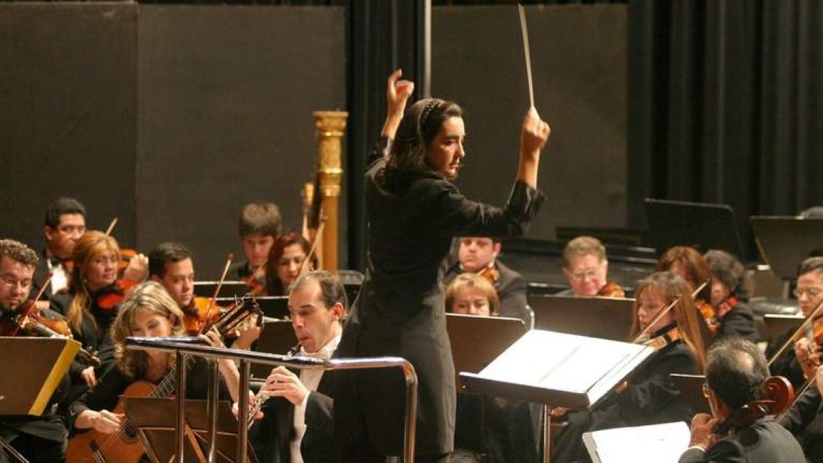 la española Silvia Sanz dirigiendo la orquesta sinfónica de la ciudad de Asunción, en una foto de archivo. ANDRÉS CRISTALDO