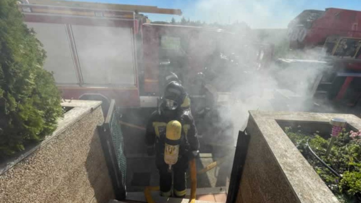 Intervención de los bomberos en el incendio declarado en Carbajal. BOMBEROS DE LEÓN
