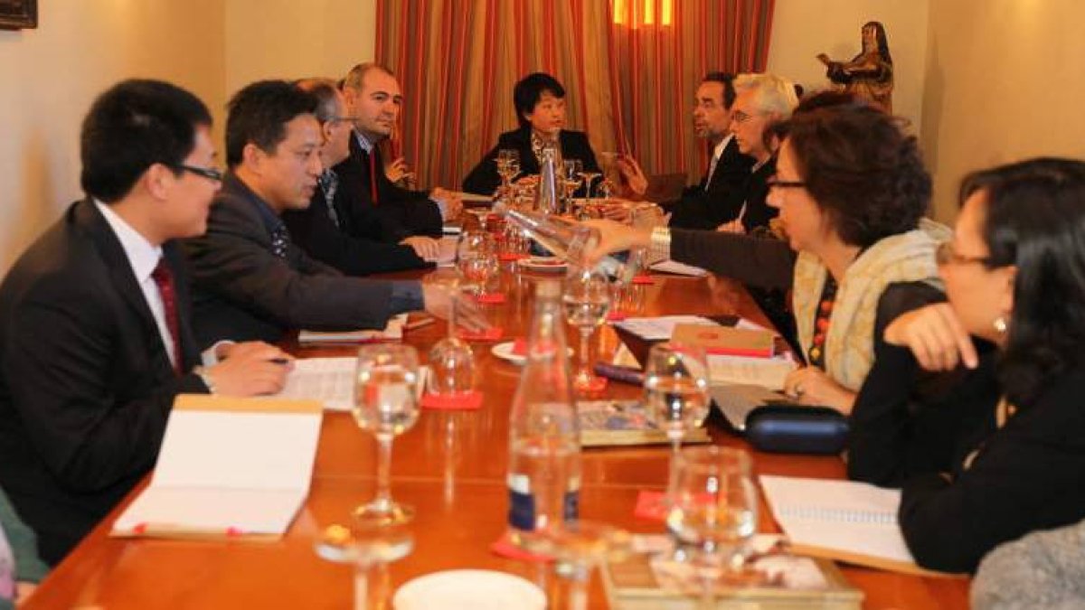 Los directores españoles y chinos de los institutos Confucio de España durante la reunión.