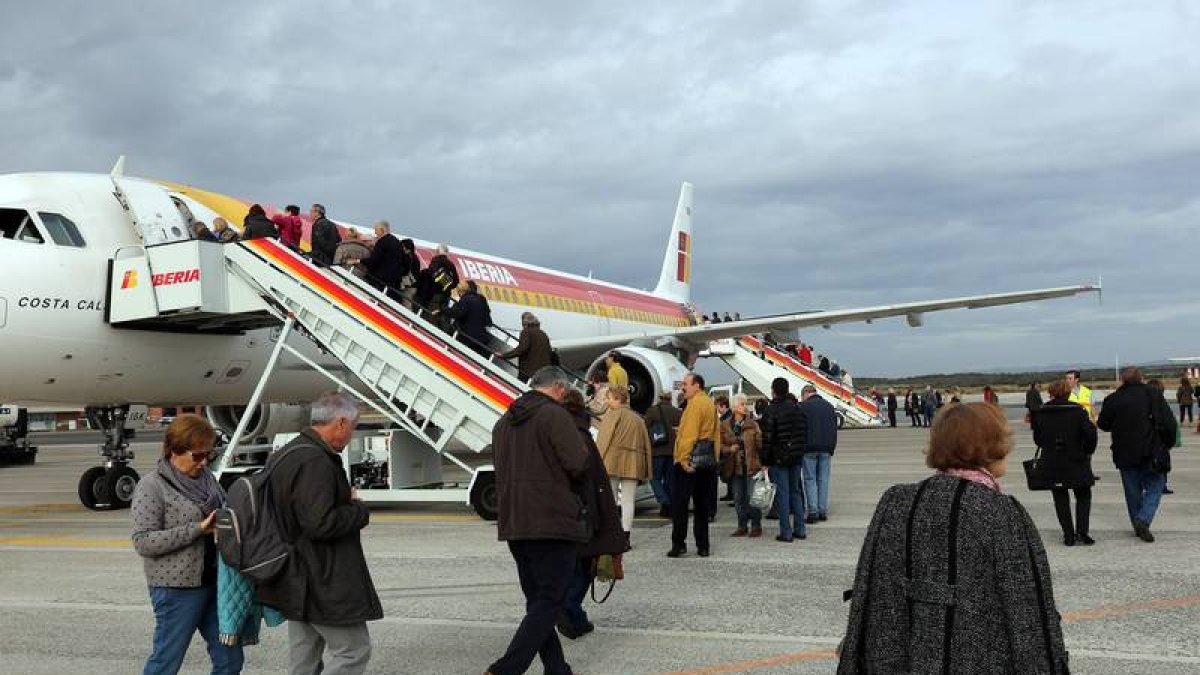 Los pasajeros del vuelo de Frankfurt se disponen a subir en el avión, ayer en el aeropuerto