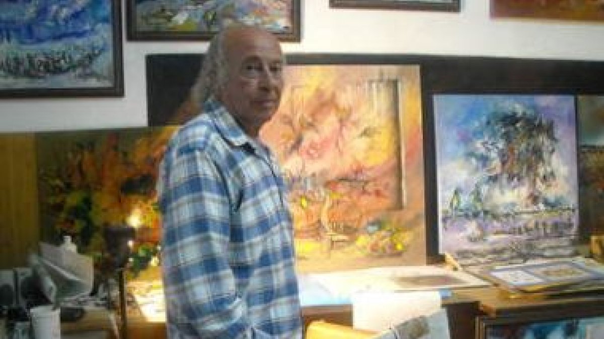 Rosendo de Santiago posa junto a algunas de las obras que quedarán expuestas al público.