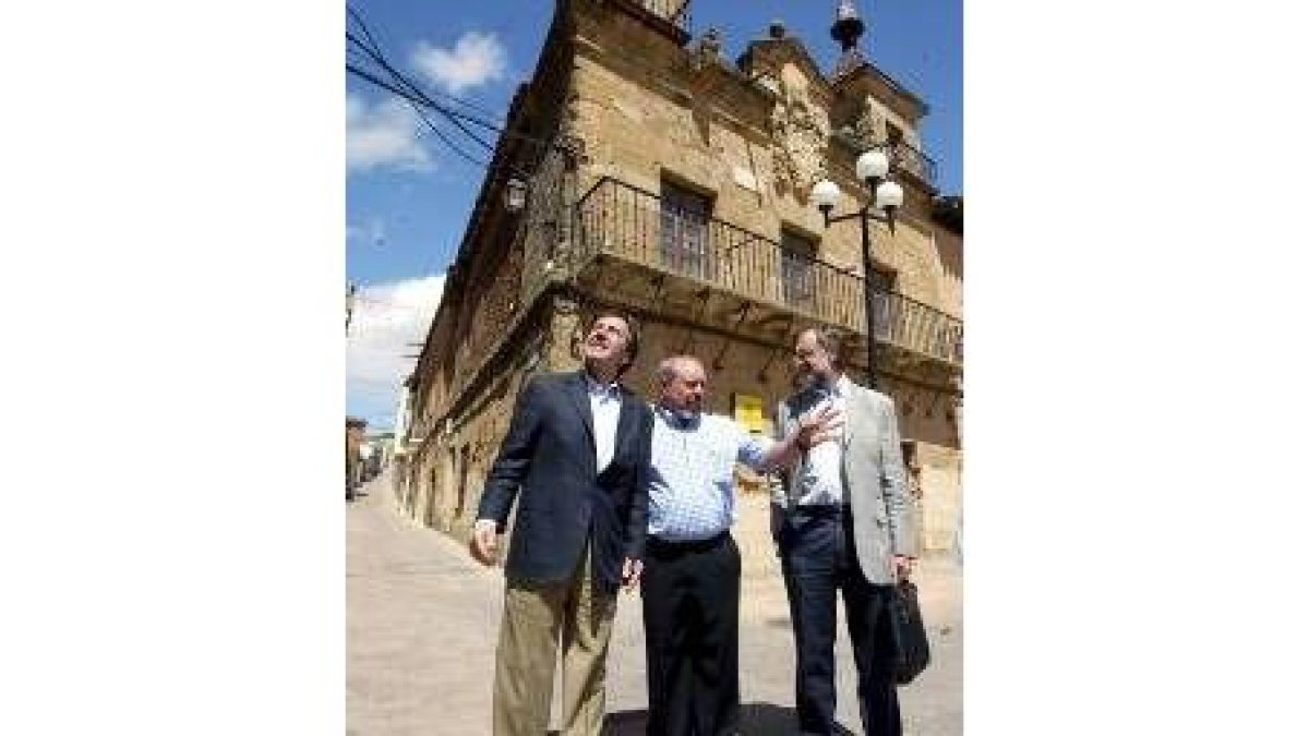 Villalba, el alcalde de Valderas, Donato Caño, e Ignacio Robles
