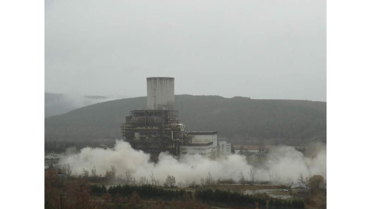 Imagen de la central tras la demolición de la chimenea. L. DE LA MATA