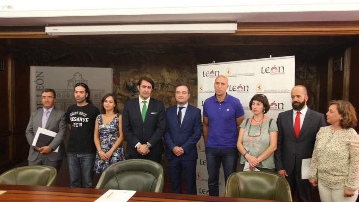 Suarez-Quiñones con los representantes de todos los grupos políticos del Ayuntamiento de León. CÉSAR