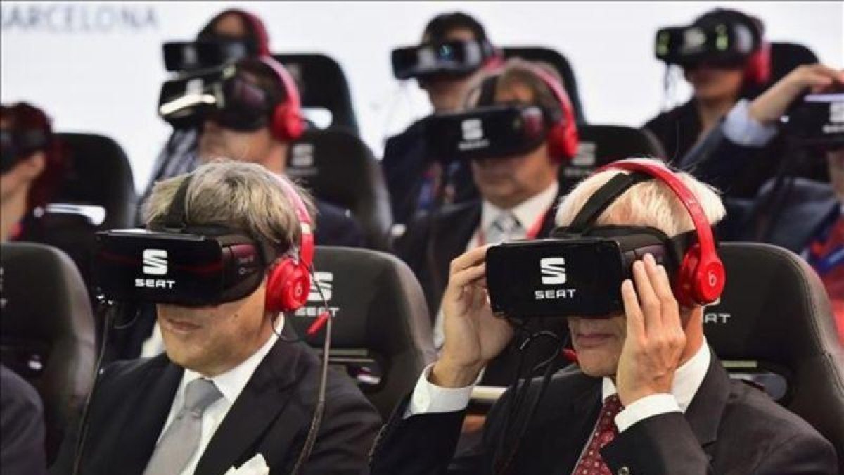 Los presidentes de Seat, Luca de Meo (izquierda), y de Volkswagen, Matthias Müller, en la presentación con gafas de realidad virtual en el Salón de París.