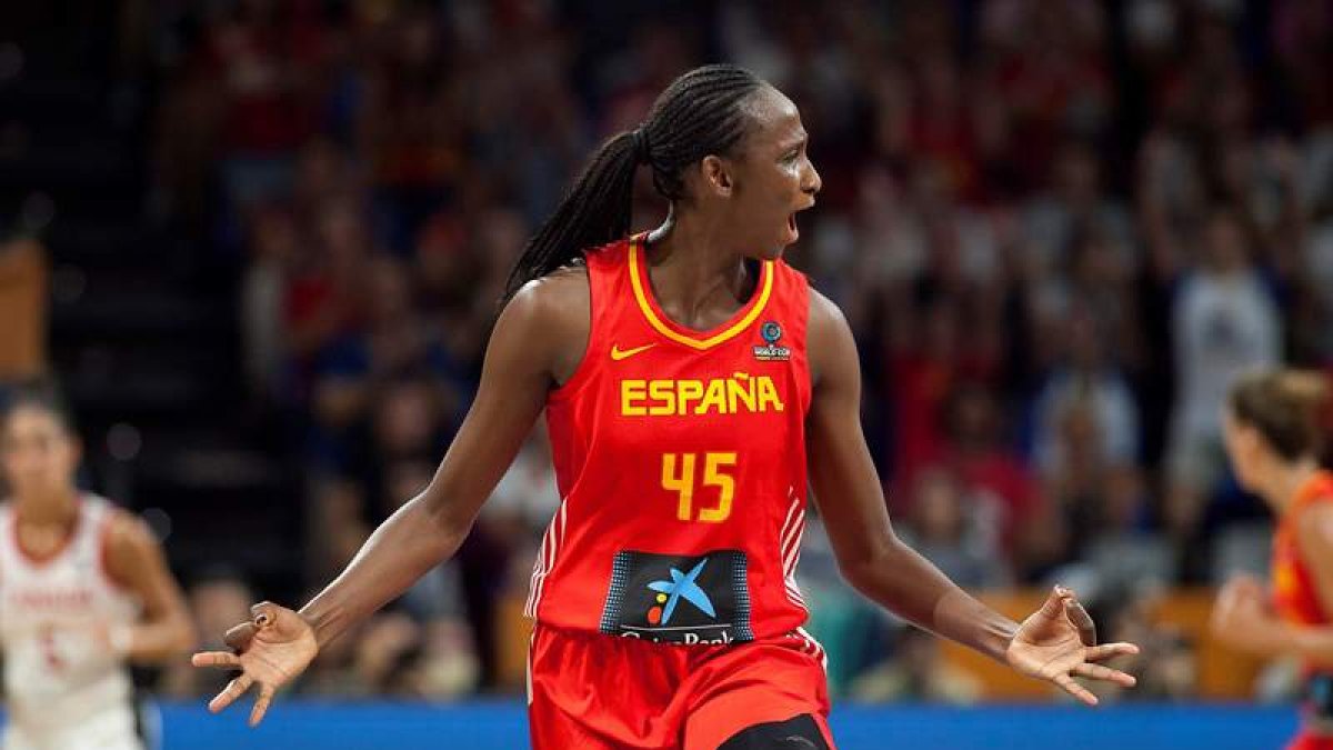 La pívot de la selección española de baloncesto femenino Astou Ndour celebra el pase. DE LA ROCHA