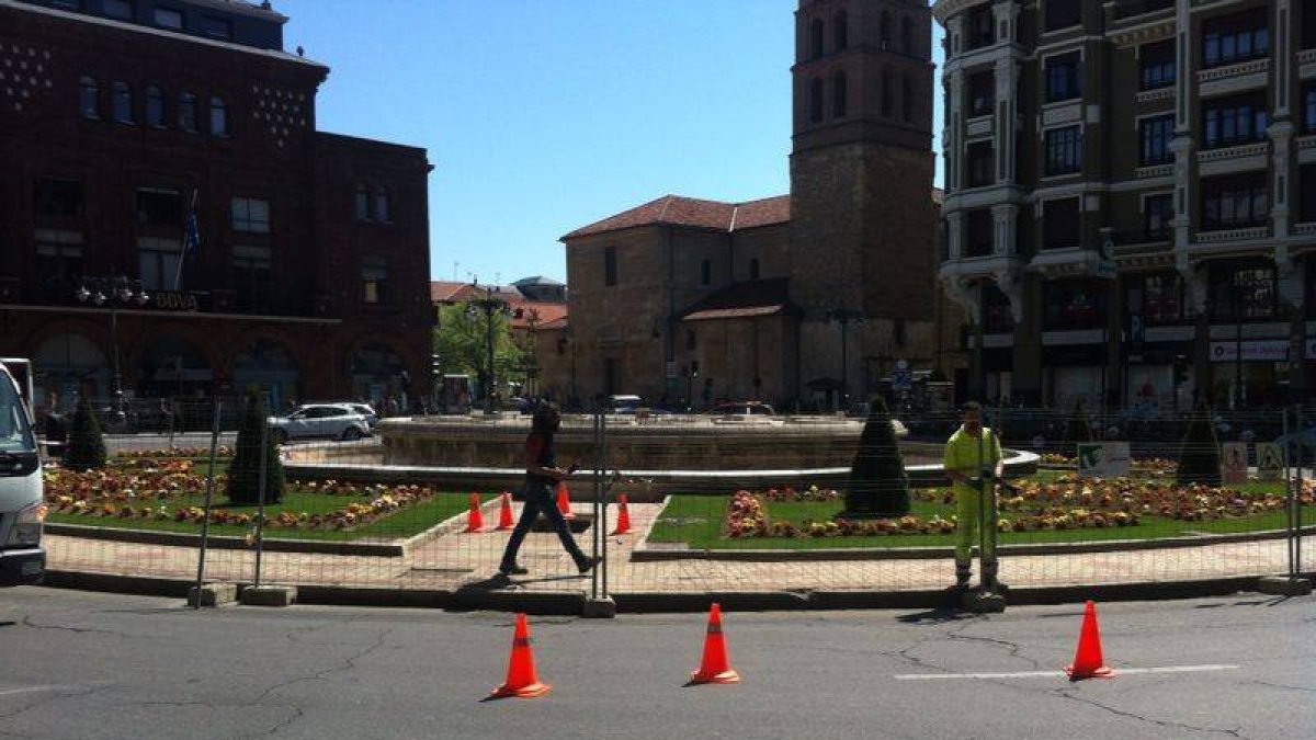 La plaza de Santo Domingo vallada en previsión de posibles daños ocasionados por la euforia de los seguidores del equipo ganador.