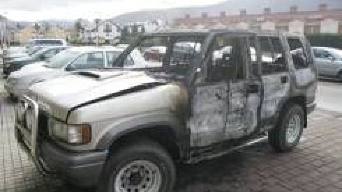 La imagen de archivo muestra uno de los coches que aparecieron calcinados en Ponferrada