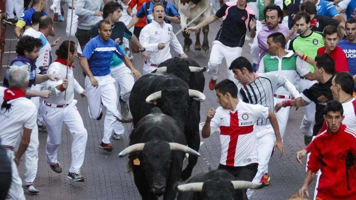 Momento del primer encierro de las fiestas patronales de San Sebastián de los Reyes 2013, protagonizado por astados de la ganadería Toros de Cortés, que ha resultado muy rápido y limpio. La manada ha corrido muy compacta, centrada y estirada en la calle,