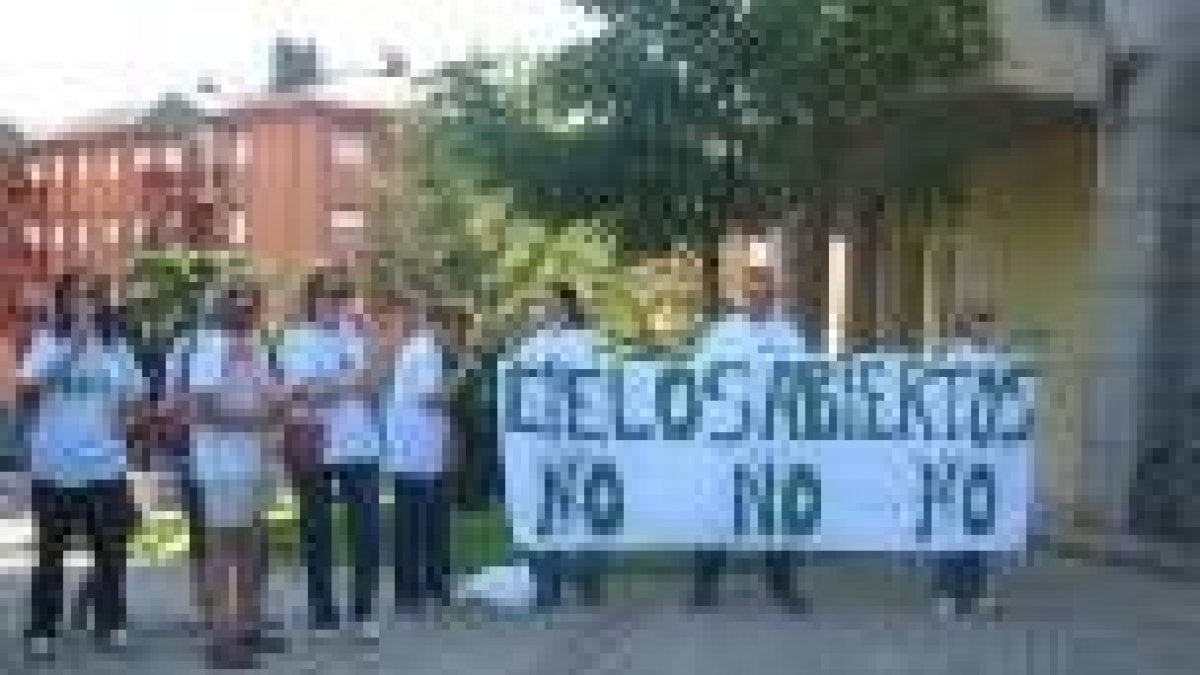 Un grupo de simpatizantes de Los Verdes protestaron ante la Casa de Cultura de Villablino