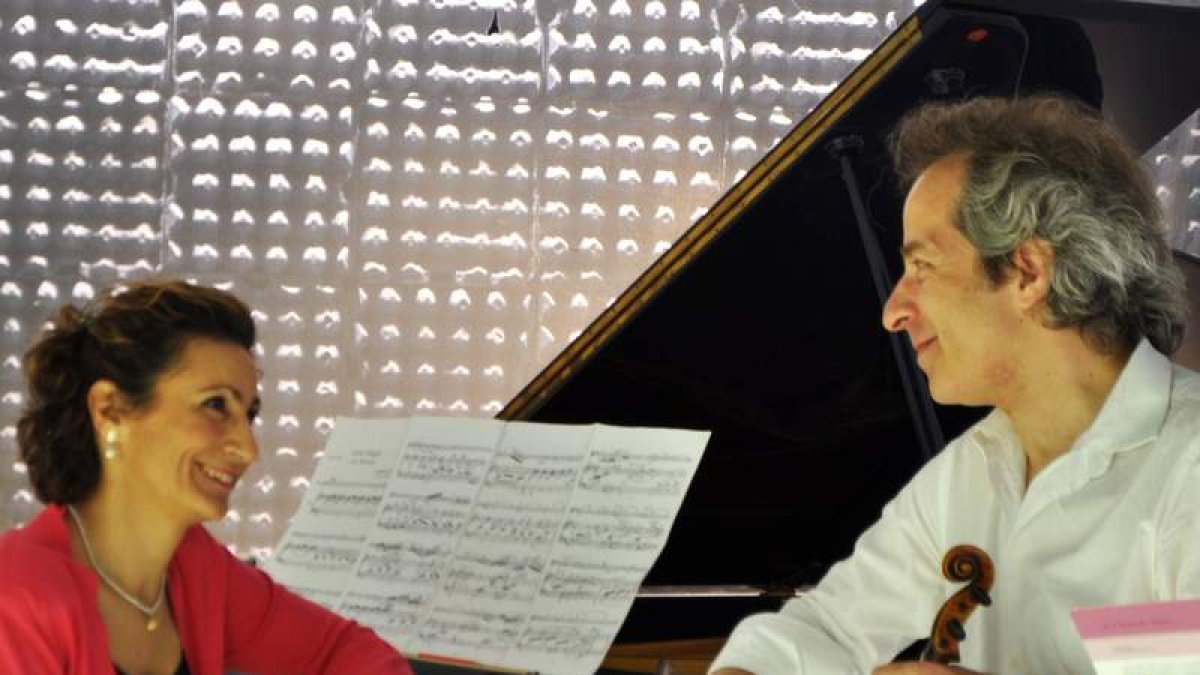La pianista Nuria Guerras y el violinista Farid Fasla.
