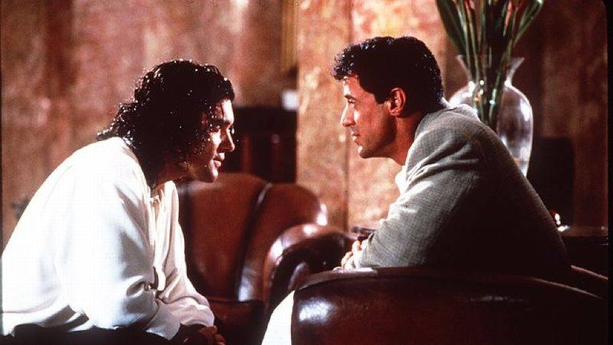 Antonio Banderas junto a Sylvester Stallone, que dirige 'Los mercenarios 3', en una imagen de la película 'Asesinos'.