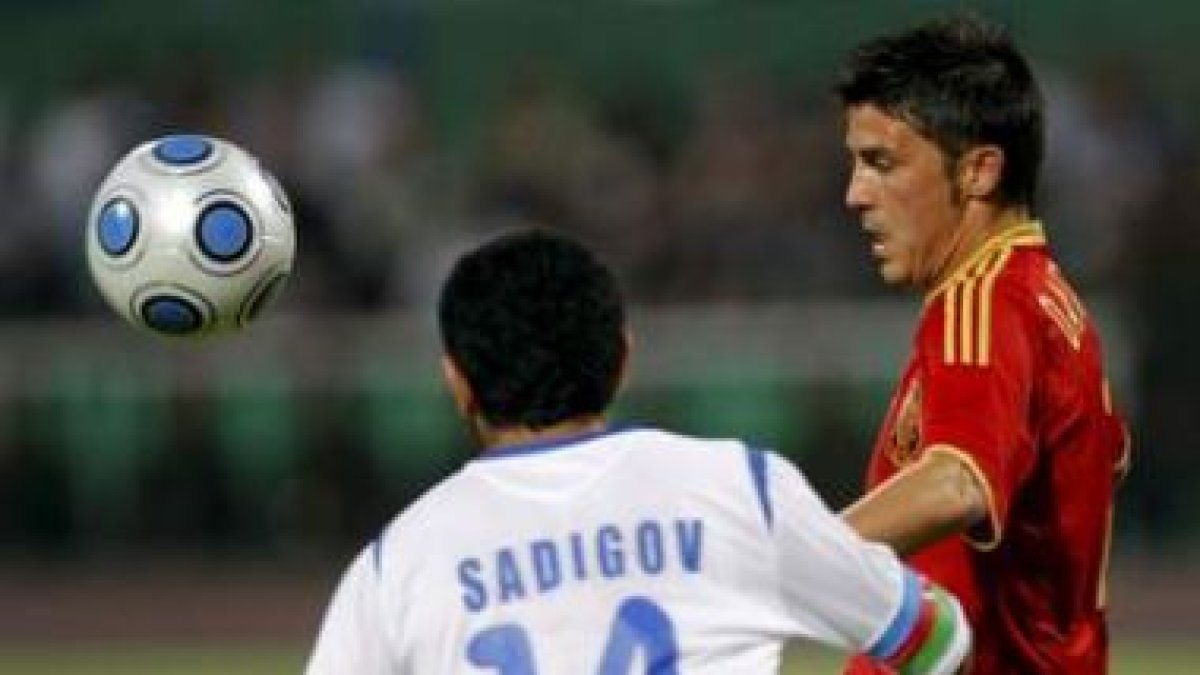 Villa, a la derecha, consiguió tres goles y en la imagen trata de zafarse de Sadigov.