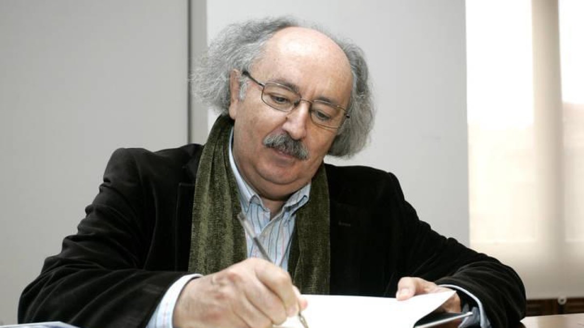 Antonio Colinas firma uno de sus libros.