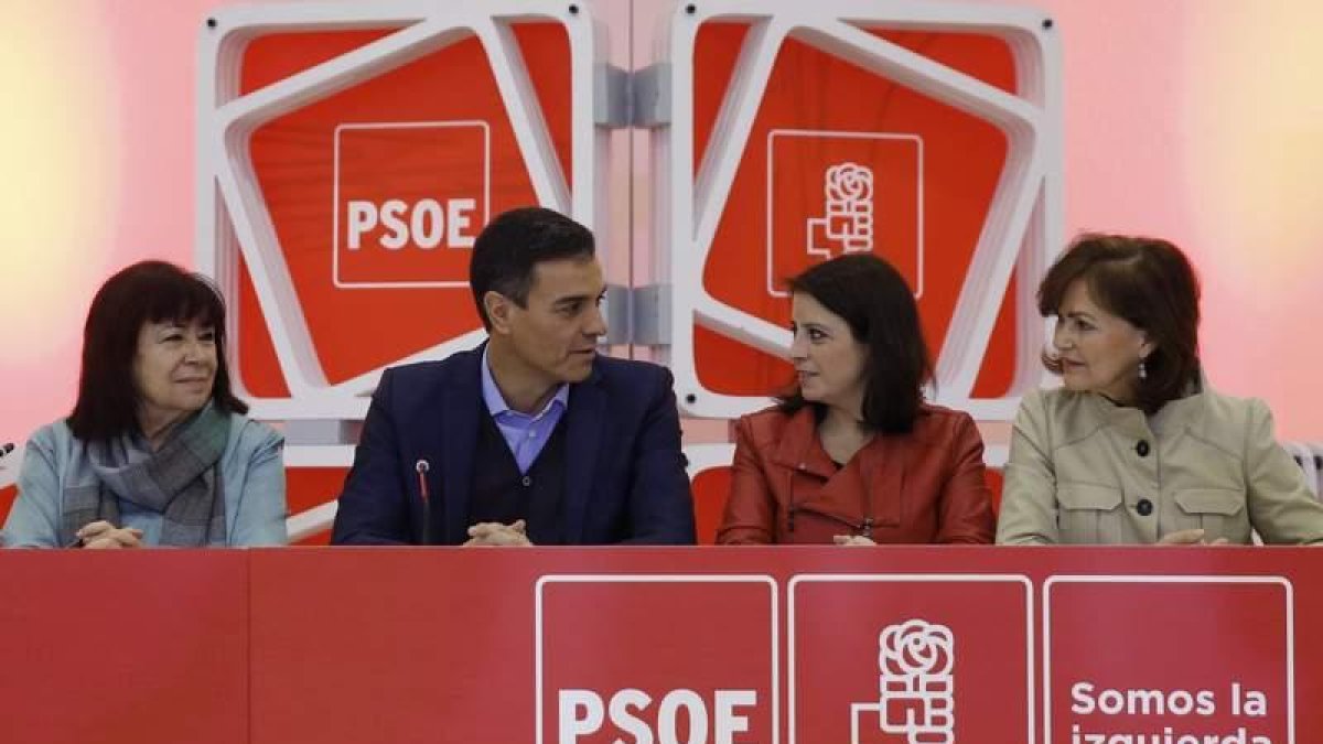 Sánchez con Narbona, Lastra y Calvo, ayer en el PSOE. BALLESTEROS