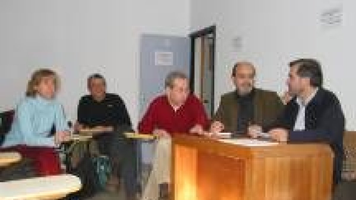 Larrauri, Martínez, Losa y los representantes de los ayuntamientos de Benavente y La Bañeza