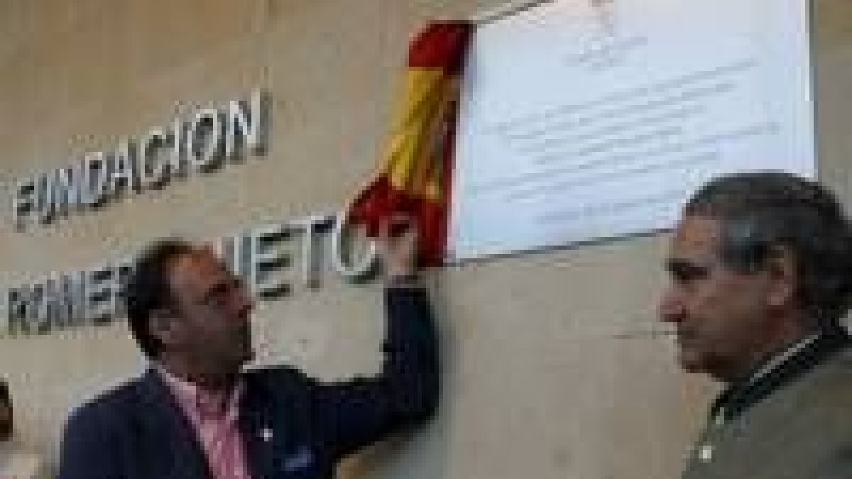 El presidente de la Casa de León descubre la placa del doctor Romero