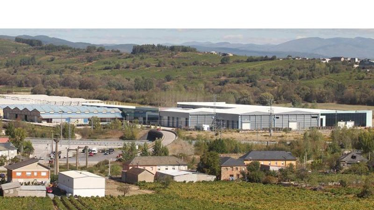Las factorías clausuradas de Vitro Cristalglass en el complejo industrial de La Rozada, en una imagen tomada ayer por la mañana desde la pequeña localidad de Parandones (Toral de los Vados).