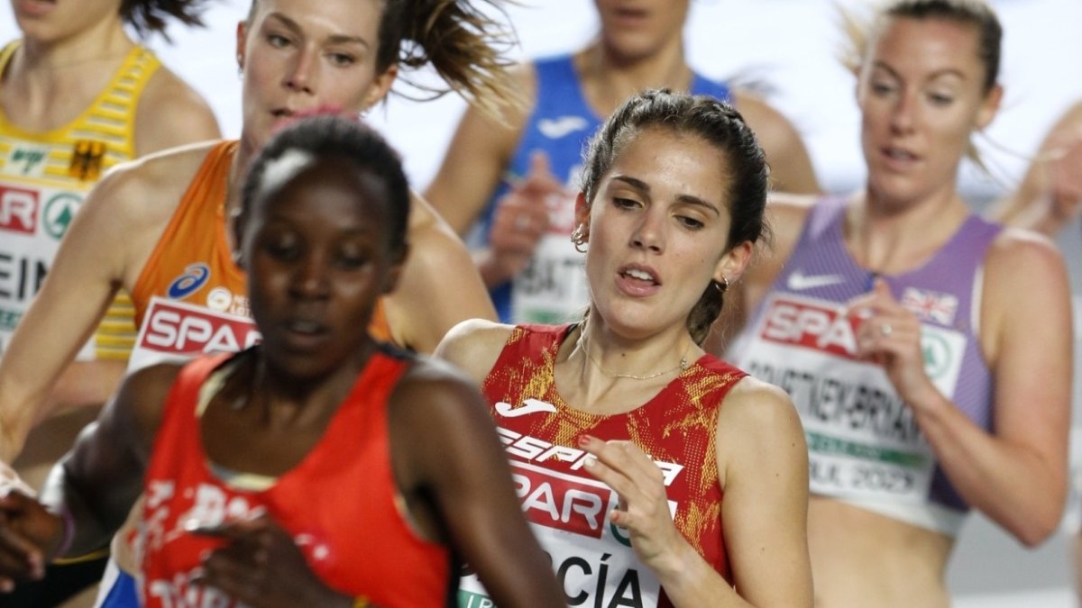 Marta García tras la turca Can en la carrera de los 3.000 metros. RFEA/MIGUÉLEZ
