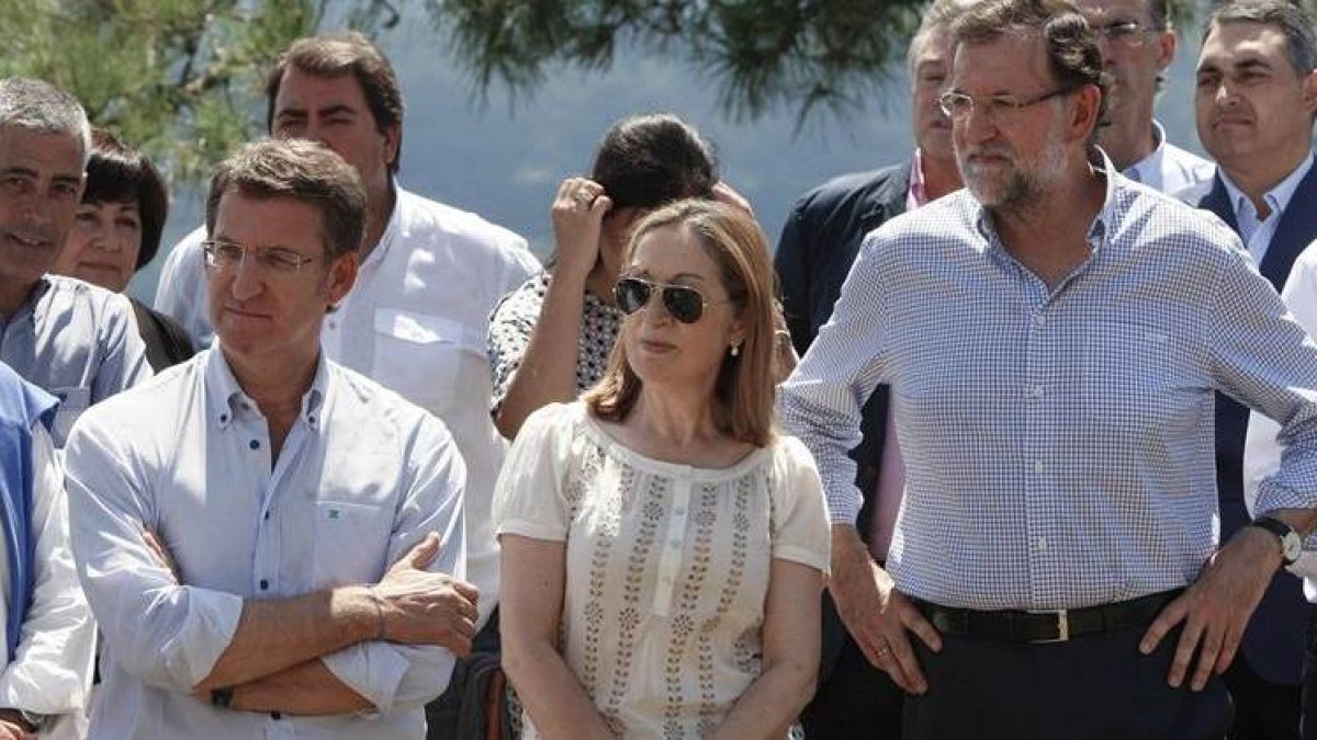 El presidente del Gobierno Mariano Rajoy acompañado del presidente de la Xunta Alberto Núñez Feijoo y de la Ministra de Fomento Ana Pastor.