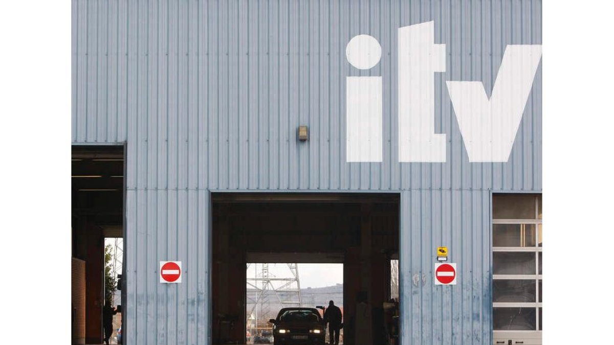 Imagen de la salida de un vehículo en el lineal de revisión de un centro de ITV en la provincia leonesa. JESÚS F. SALVADORES