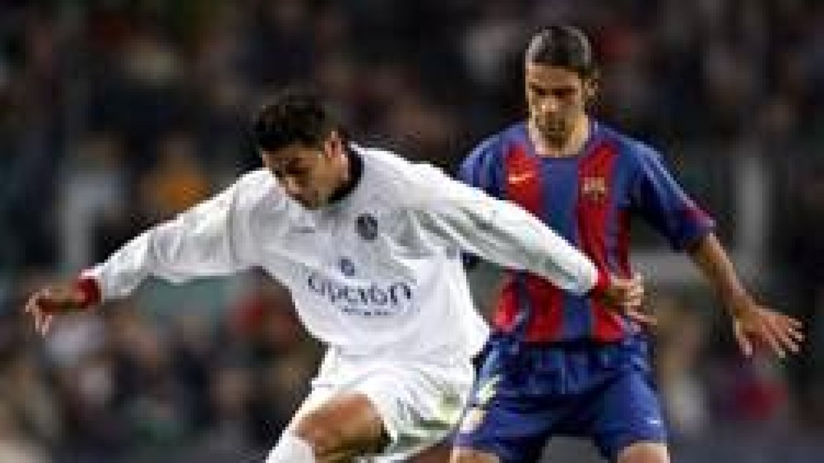 El jugador del Barcelona, Márquez observa el intento de lanzamiento del jugador del Getafe, Riki