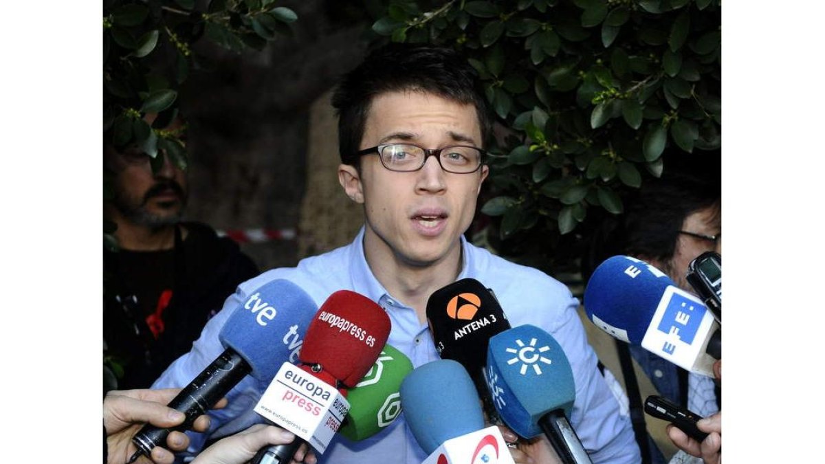 Íñigo Errejón atiende a los periodistas durante un acto de su partido en Sevilla.