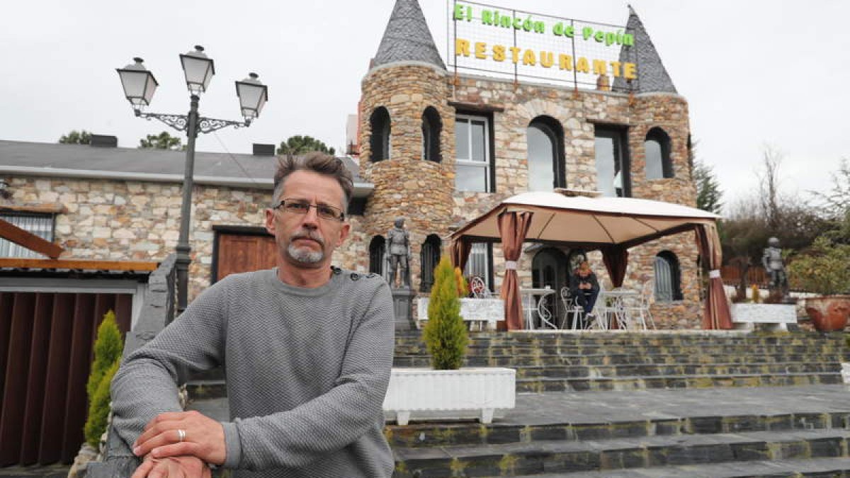 George Ibrasu, encargado de ‘El Rincón de Pepín’, ayer a las puertas del restaurante de Ponferrada. L. DE LA MATA