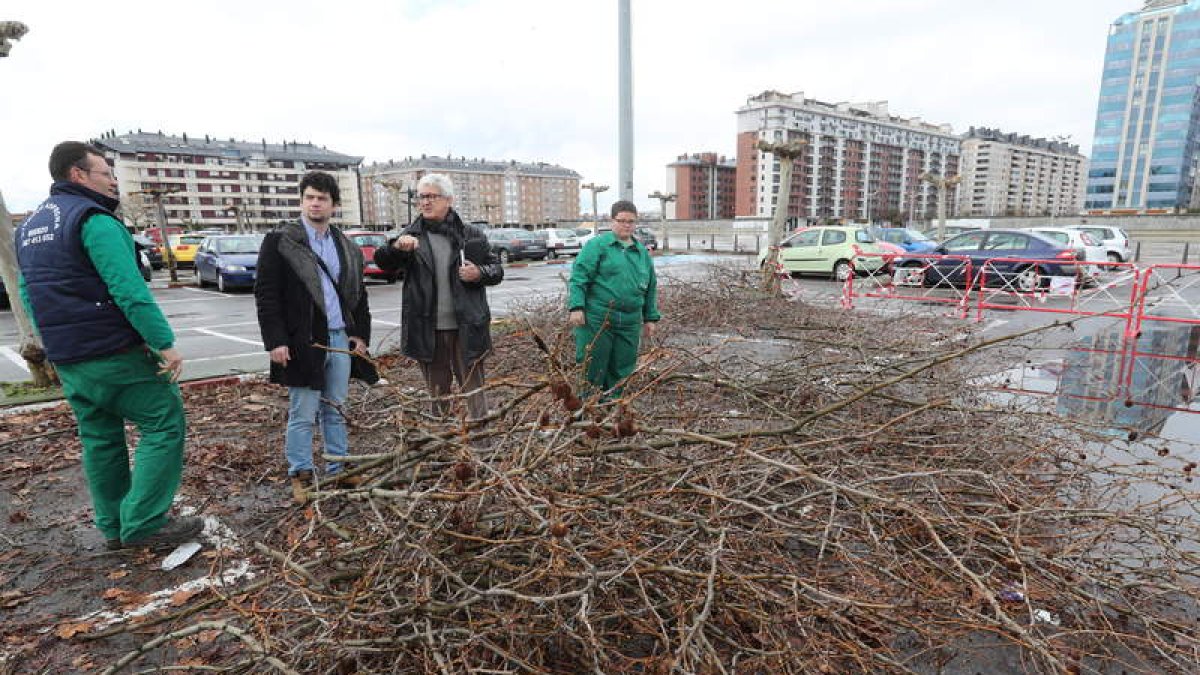 García y Salgado, con dos de los trabajadores de Asprona. L. DE LA MATA