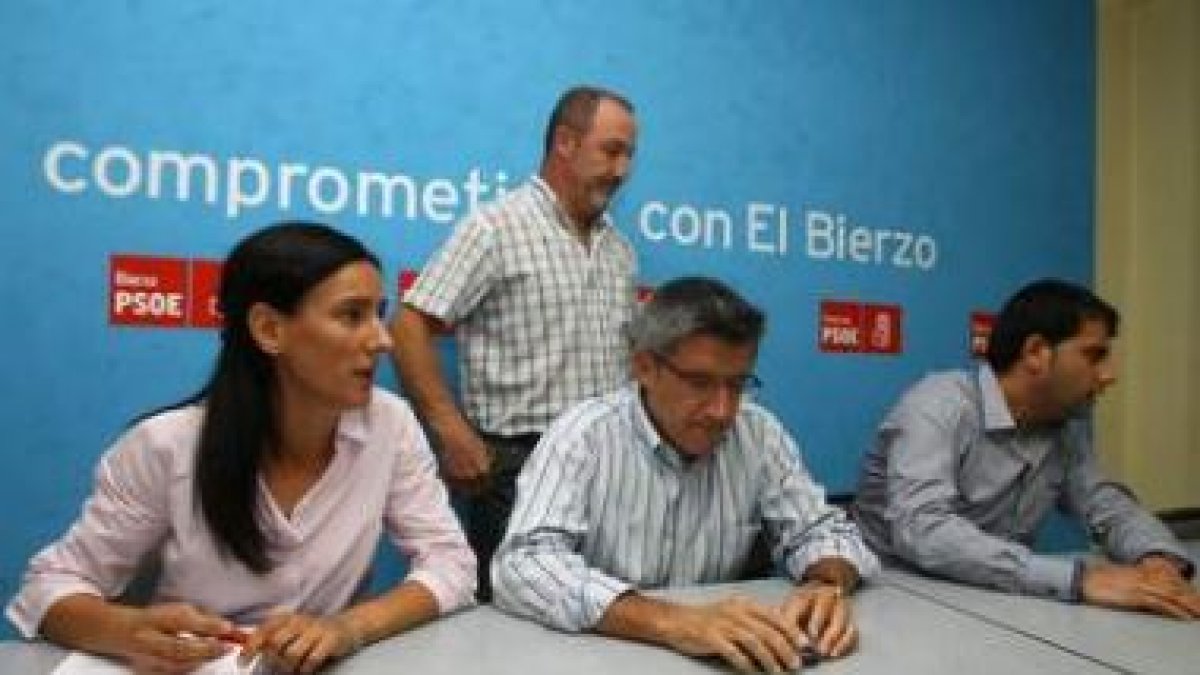 Belén Fernández, el jueves con Francisco Fernández, Ibán García y Aníbal Merayo (atrás).